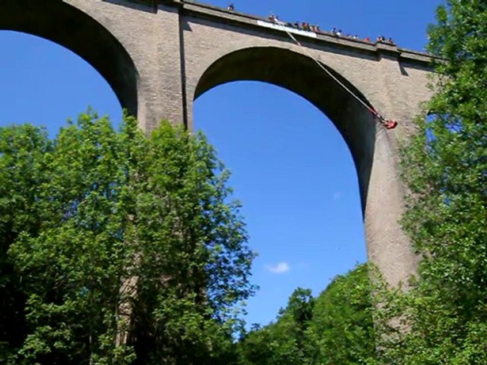 saut a l elastic a Alzon Sud France