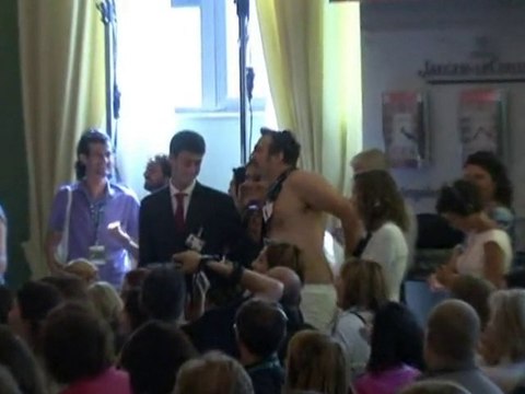 SNTV - Clooney goofs around in Venice