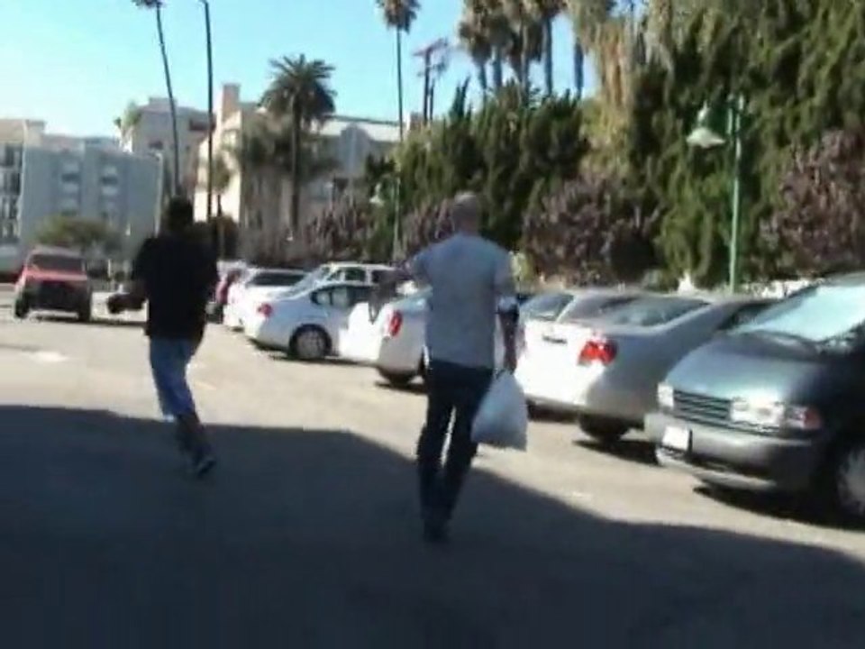 SNTV - Bruce Willis Plays Nice