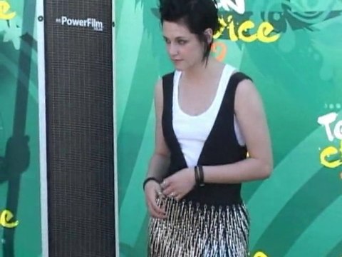 SNTV - Rob and KStew holdin' on