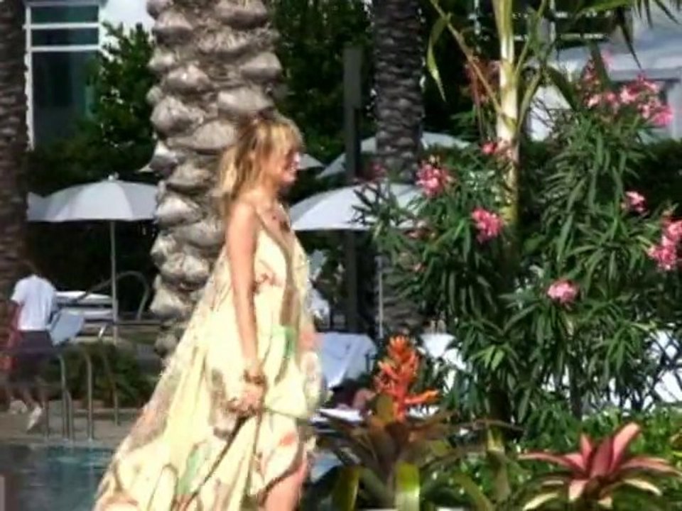 SNTV - Stars' maternity style