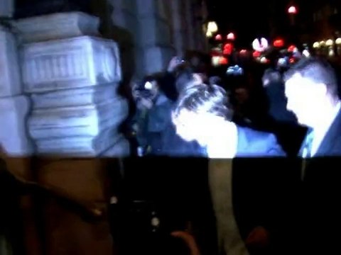 SNTV - RPattz and KStew hang tight