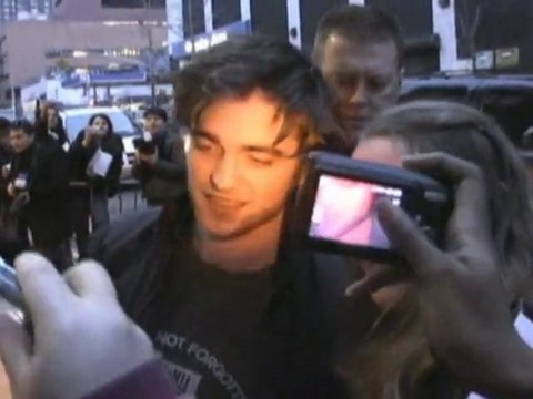 SNTV - Rpattz gives back to fans