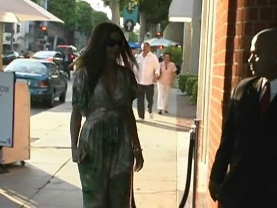 SNTV - Sandra Bullock moves out