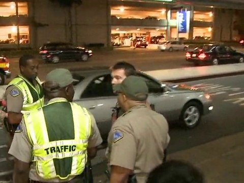 SNTV - Sam Worthington gets mobbed!