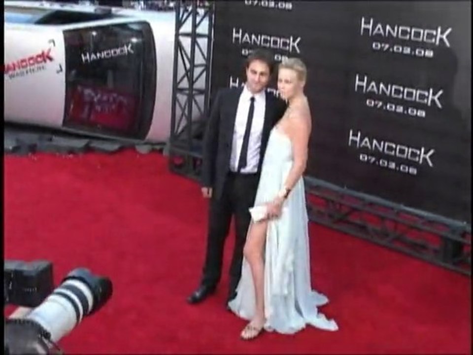 SNTV - Keanu dating Theron?