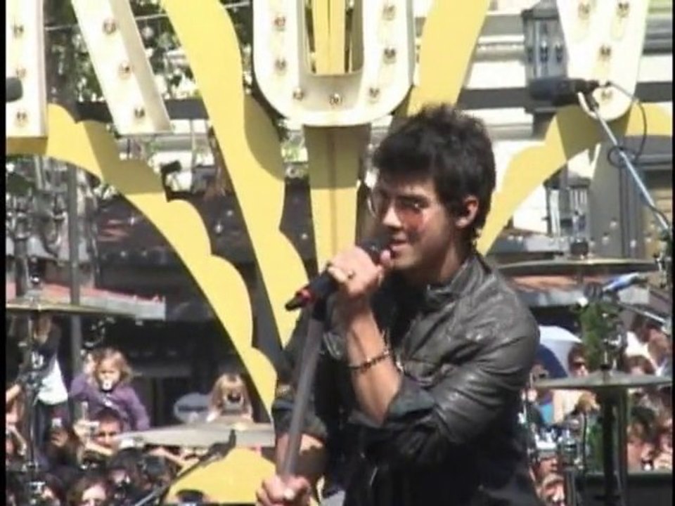 SNTV - Camp Rock stars split