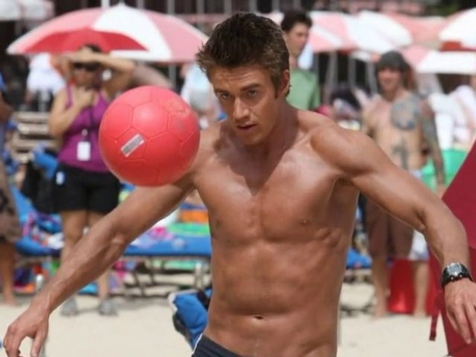 SNTV - Les beaux-gosses à la plage