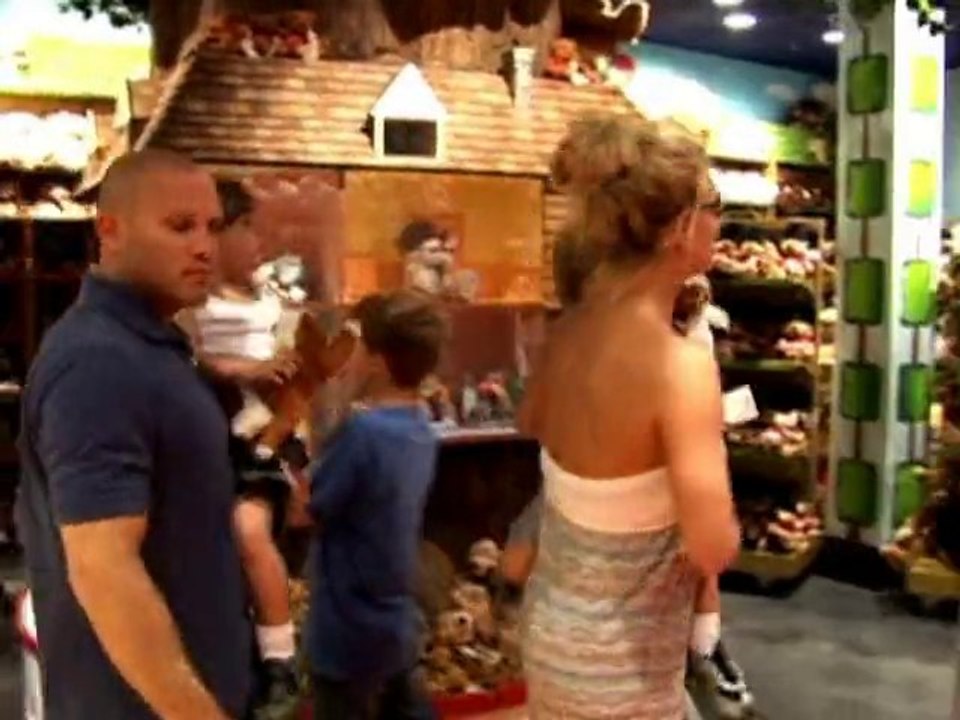 SNTV - Britney quitte Londres