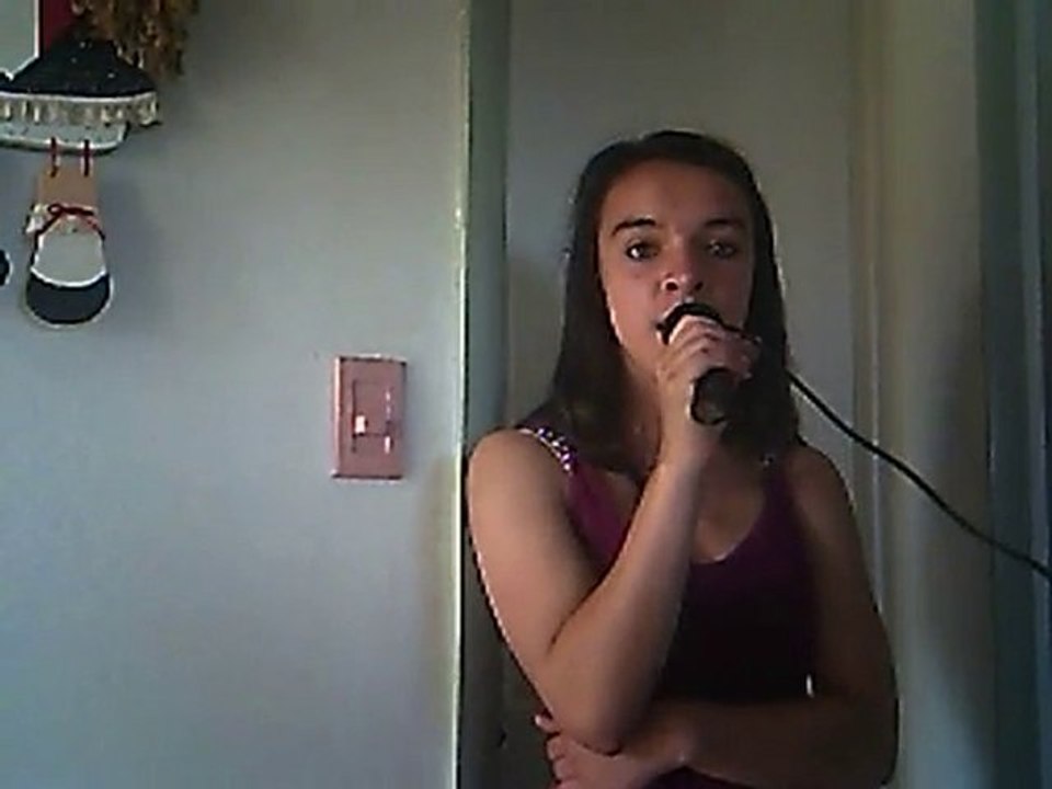 Noémie Savoie (Miley Cyrus-Butterfly Fly Away)