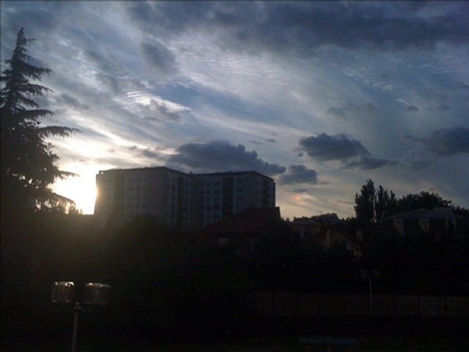 tache lumineuse au dessus de la mer