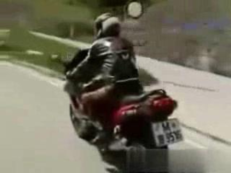 Collision d'une moto dans un mur