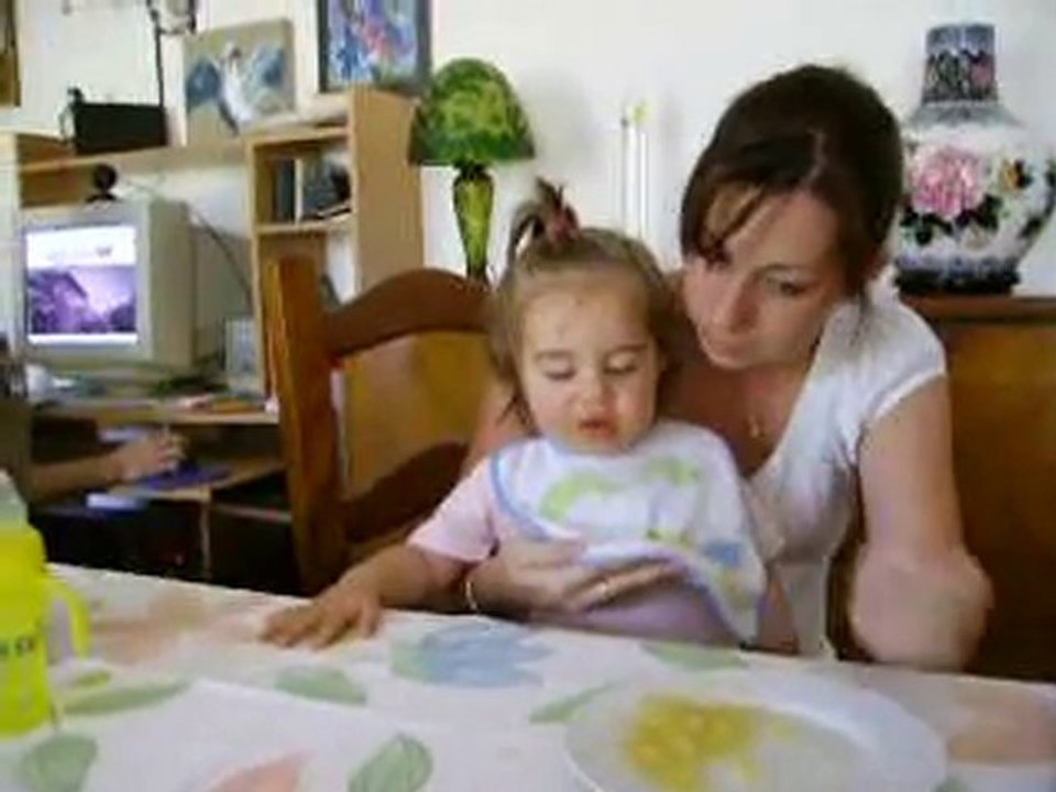 Clara mange -banane écrasée avec jus d'orange