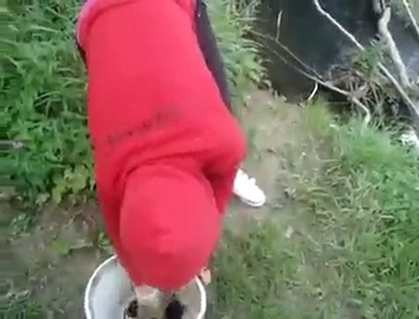 Jovem é filmada jogando cachorrinhos em rio (+18)