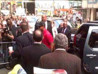 SNTV - Tiger sort son porte-monnaie