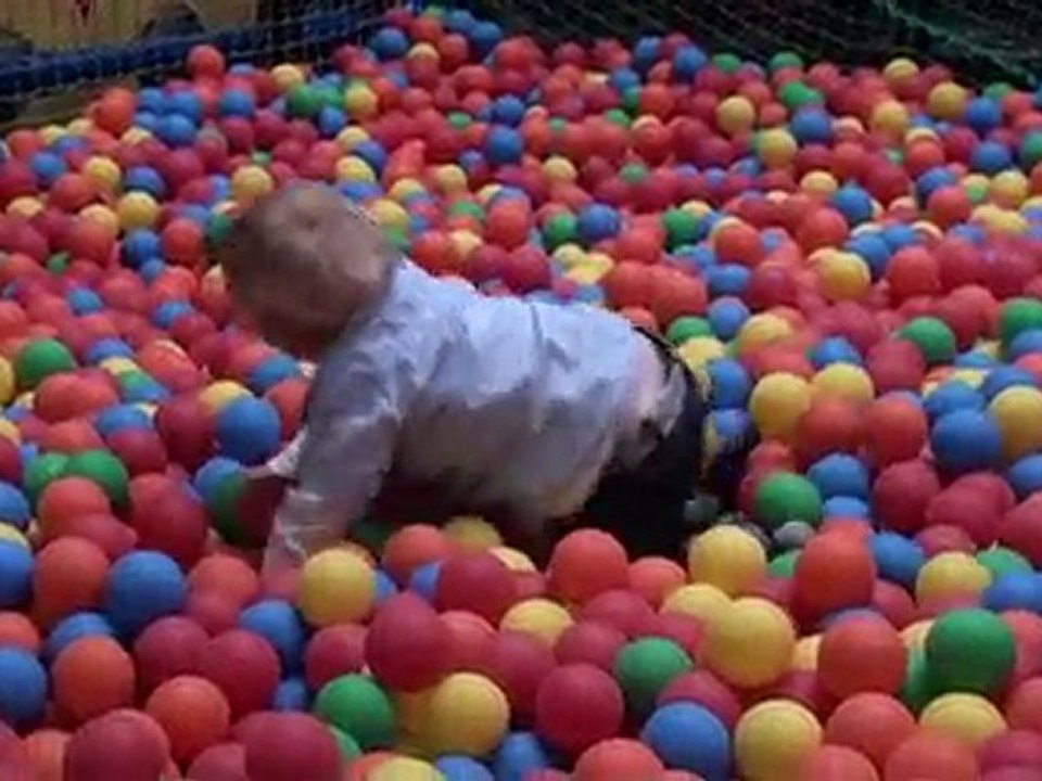 Jori in het ballenbad
