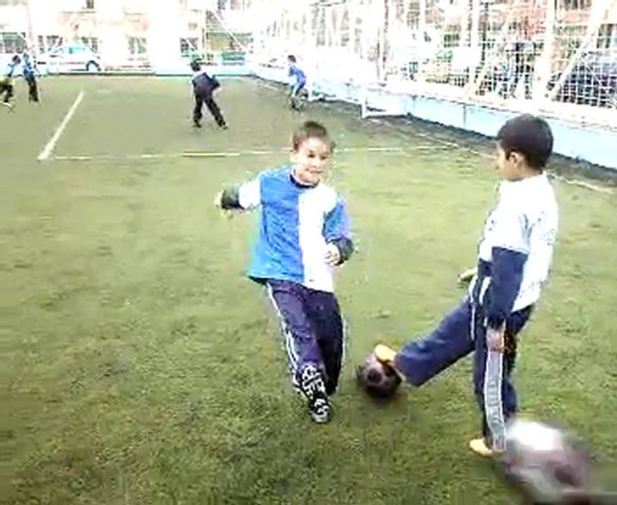 futbol oynayan cocuklar