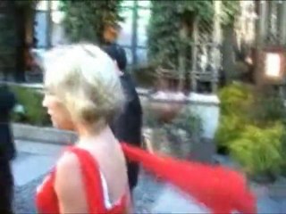 SNTV - Les stars trébuchent