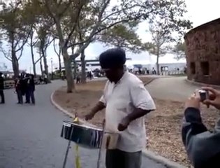 New York'taki Sokak Çalgıcısından İstiklal Marşımız!