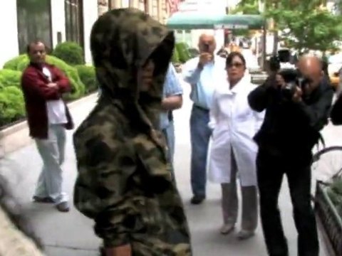 SNTV - Rihanna bites back