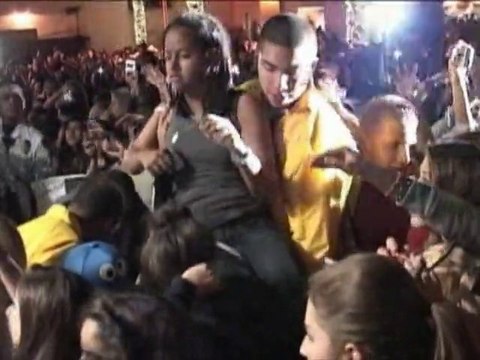 SNTV - Kim menacée par des fans