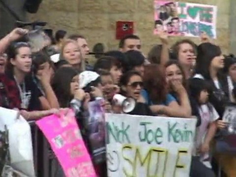 SNTV - Exklusiv: Stars und kreischende Fans