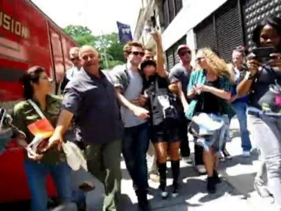 SNTV - Exklusiv: Pattinson wird belagert