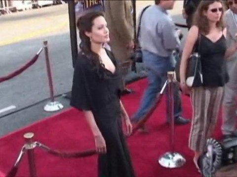 SNTV - Exklusiv: Jolie bevorzugt schwarz