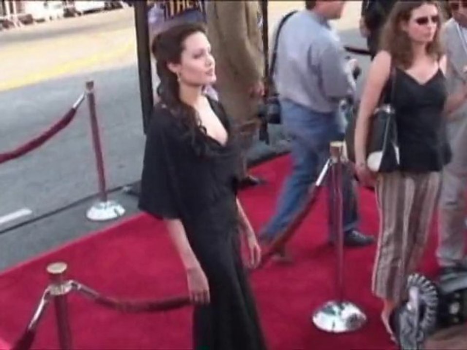 SNTV - Exklusiv: Jolie bevorzugt schwarz