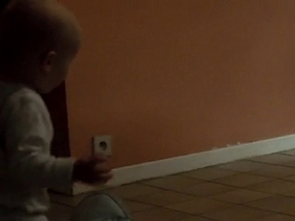 TOM 14 MOIS IL S ASSOIT TOUT SEUL MAGNIFIQUE BEBE D AMOUR