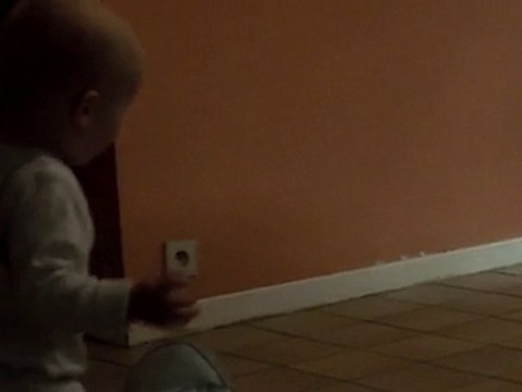 TOM 14 MOIS IL S ASSOIT TOUT SEUL MAGNIFIQUE BEBE D AMOUR