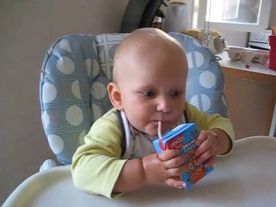 Florian boit à la paille