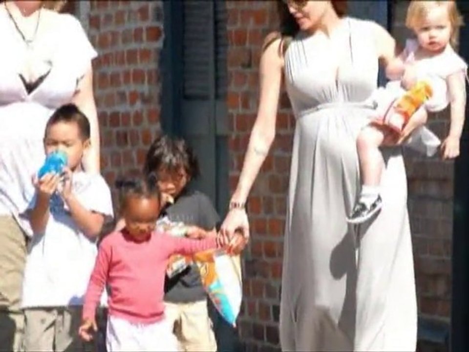 SNTV - Exklusiv: Neue Adoption für Angelina?