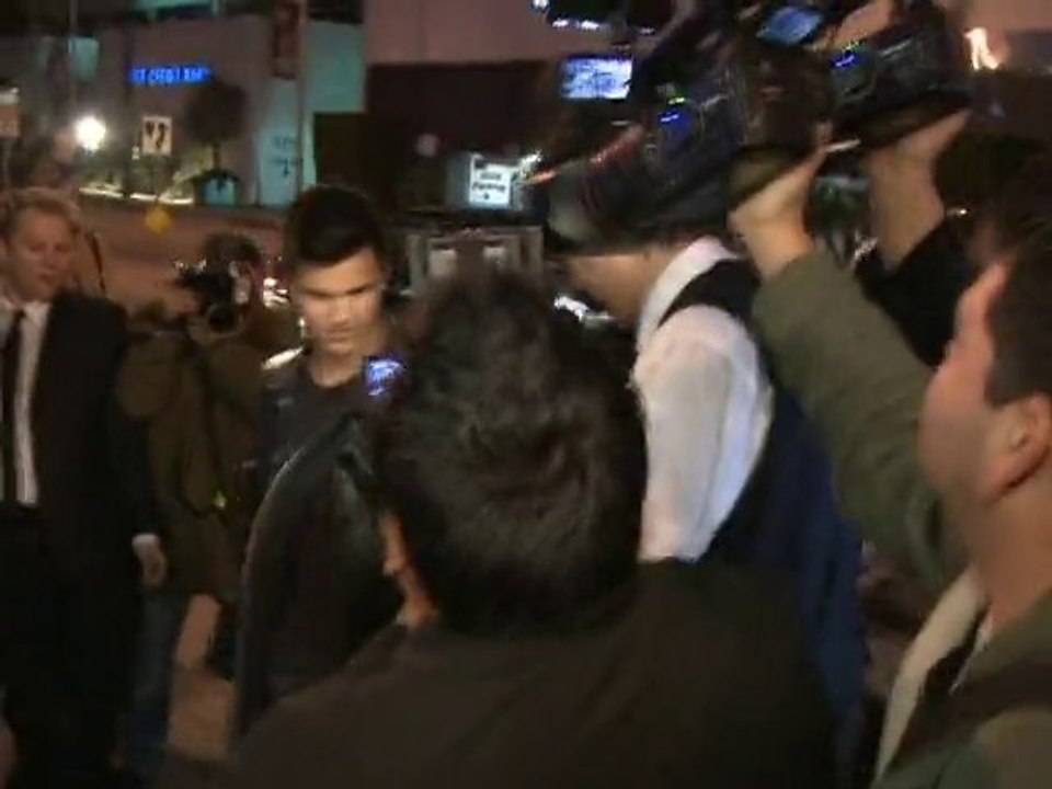 SNTV - Exklusiv: Taylor Lautner unterwegs