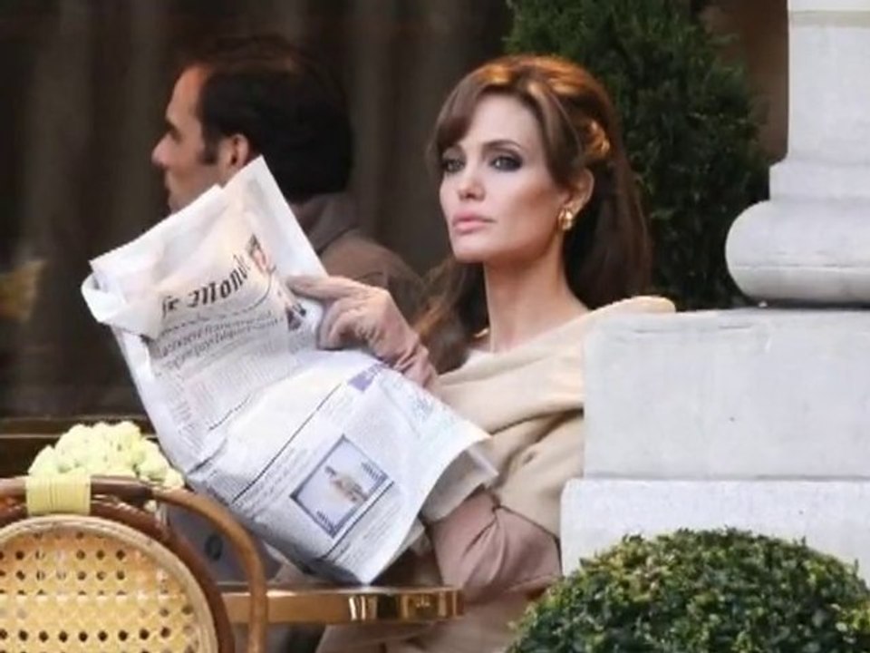 SNTV - Exklusiv: Angelina am Set