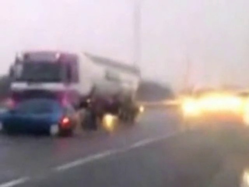 SNTV - Exklusiv: LKW 'schiebt' PKW an