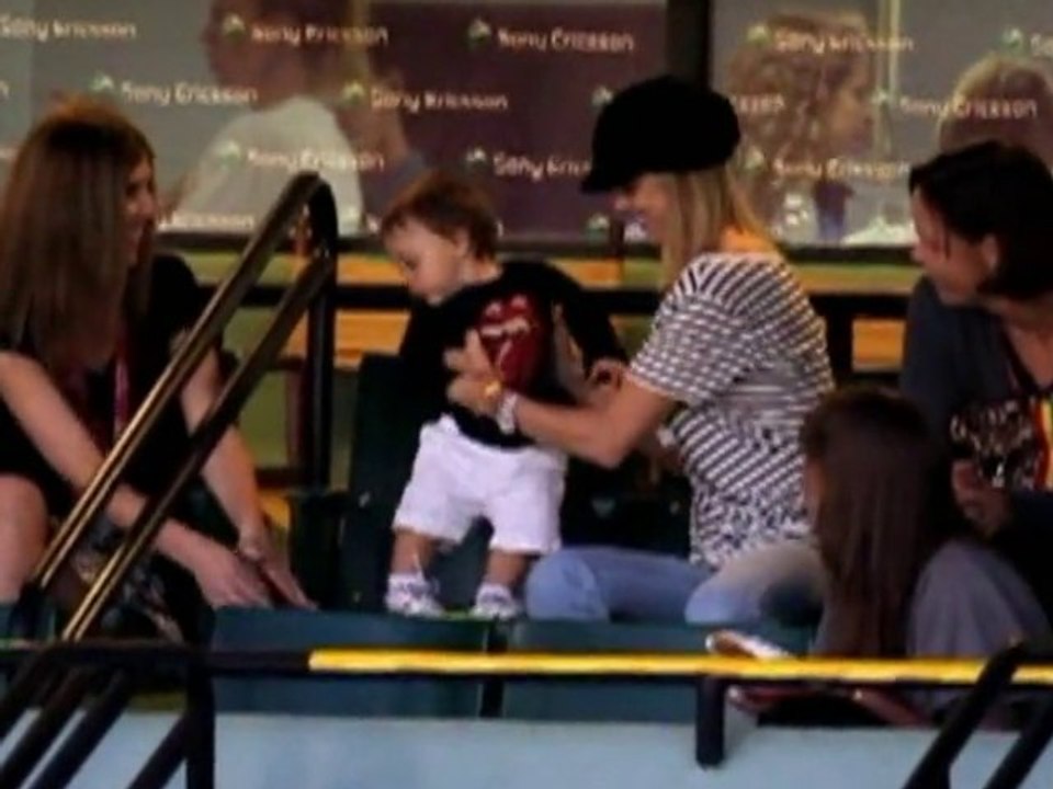 SNTV - Exklusiv: Elin fliegt solo