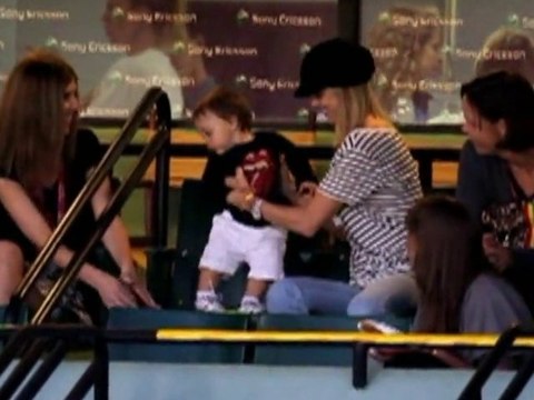 SNTV - Exklusiv: Elin fliegt solo