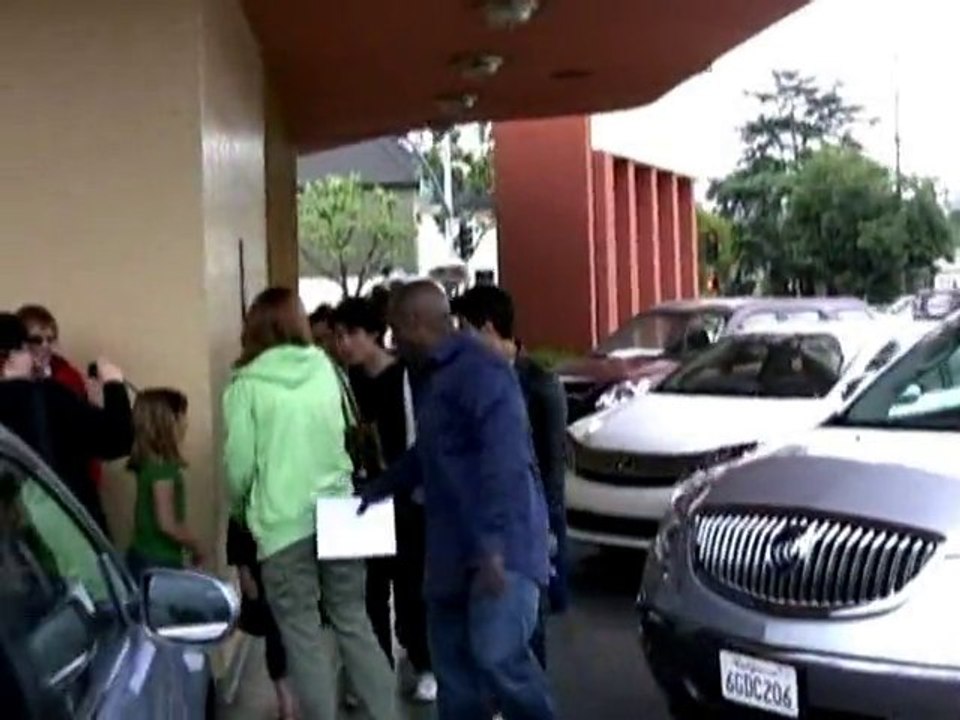 SNTV - Exklusiv: Jonas Brothers unterwegs