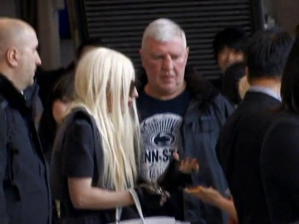 SNTV - Exklusiv: Lady Gaga landet in Tokio