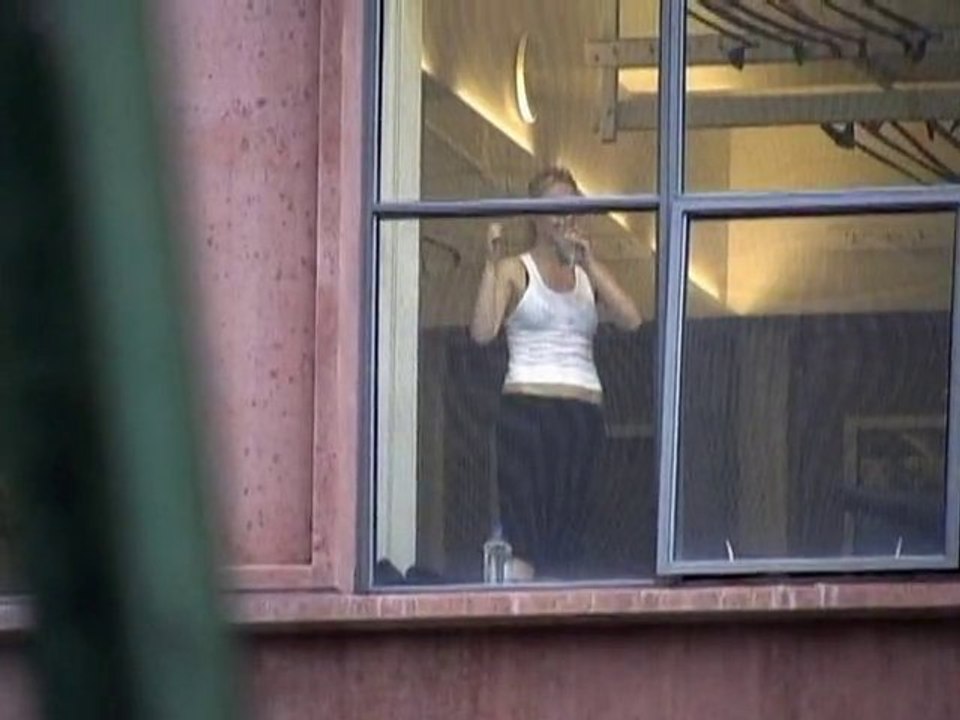 SNTV - Exklusiv: Gwyneth Paltrow zeigt Bein