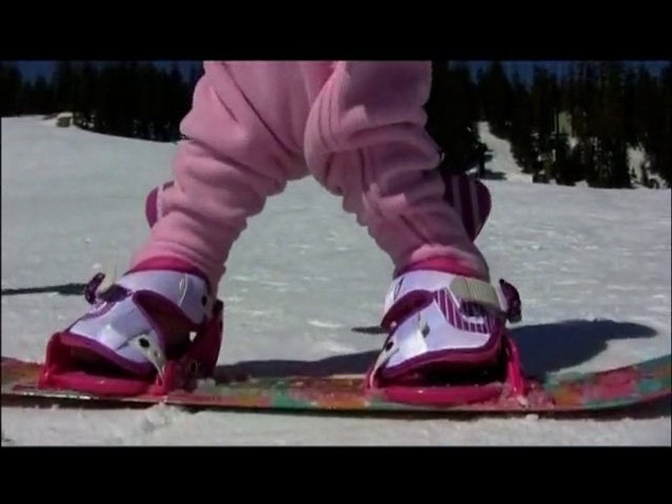 SNTV - Exklusiv: Kleinkind beim Snowboarden