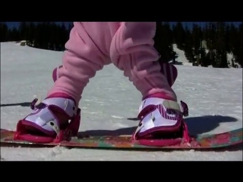 SNTV - Exklusiv: Kleinkind beim Snowboarden