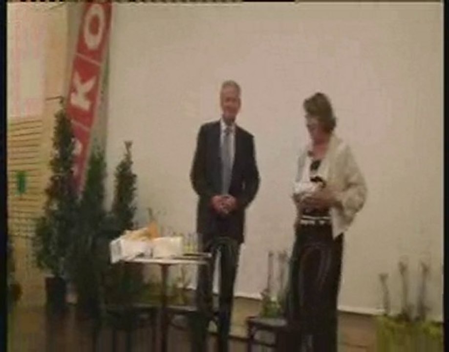 Minister Mitterlehner erhält von Frau Zwazl Piaty - Wuchteln