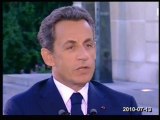 Sarkozy assis sur la fusée Woerth