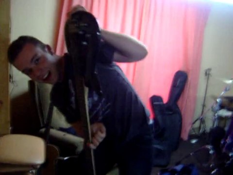 Rémy et sa nouvelle basse... il joue sans toucher les cordes