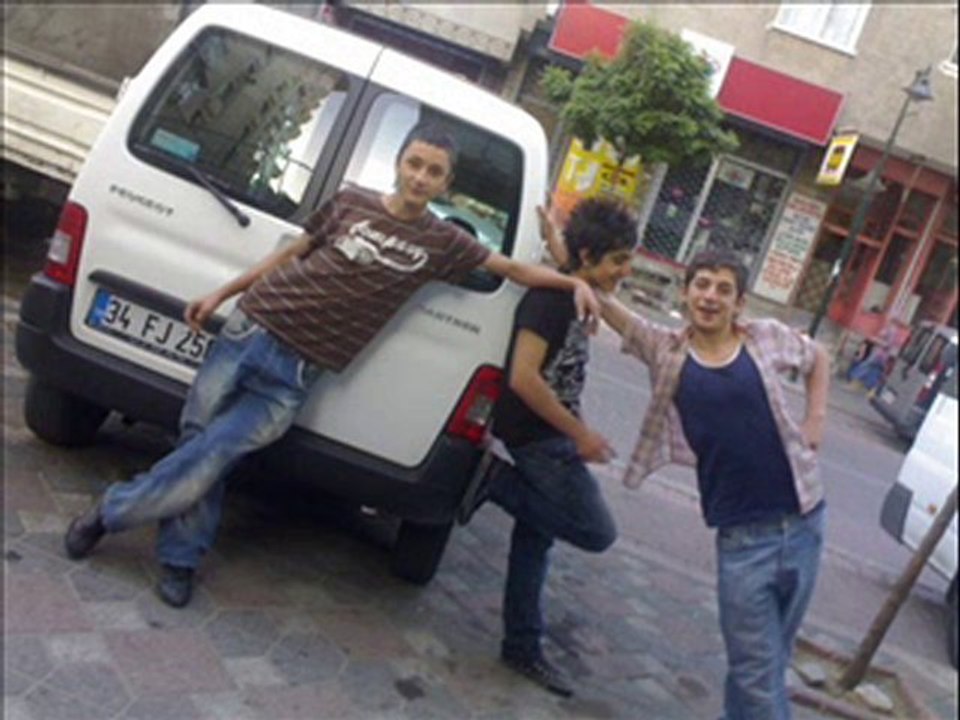 Sende Yalan Ettin Bizi Be Kardeşim (: