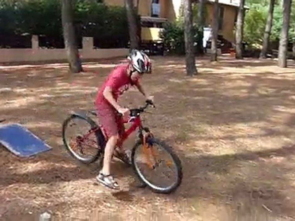 20100812 Tremplin en vélo Nico, Mathieu, Clara Lacanau