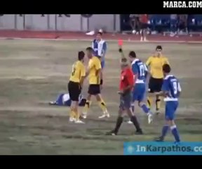 Calciatore greco fuori di testa