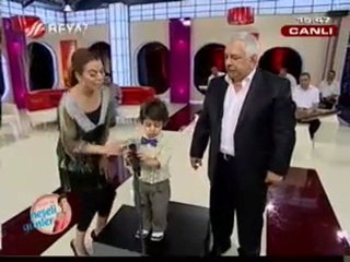 Ata annesini stüdyoda yanlız bırakmadı